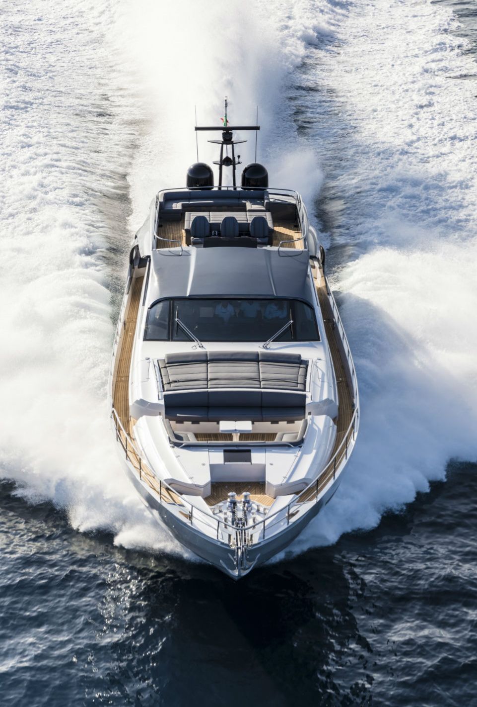 Pershing 9X at cruising at full speed